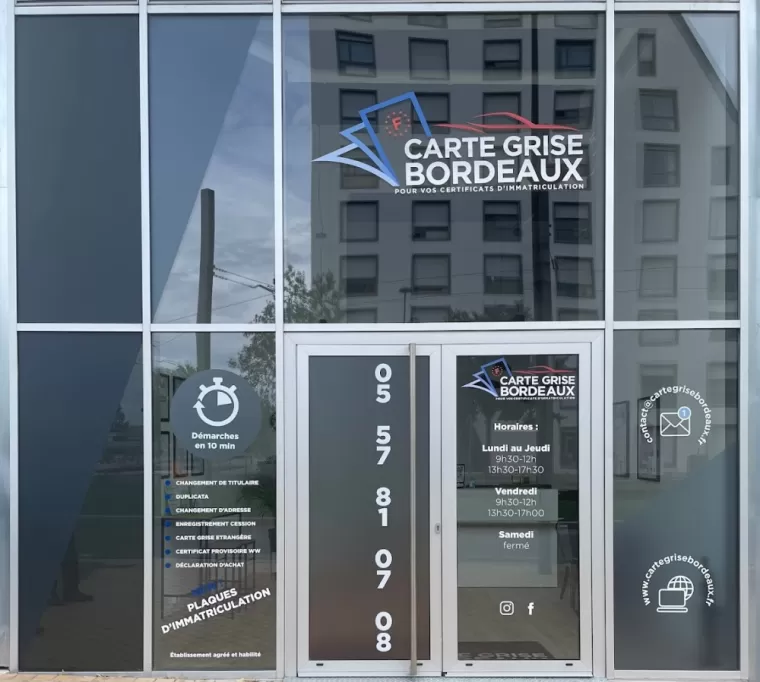Flocage d'une vitrine à Bordeaux , Bordeaux, Krysiecki Léa